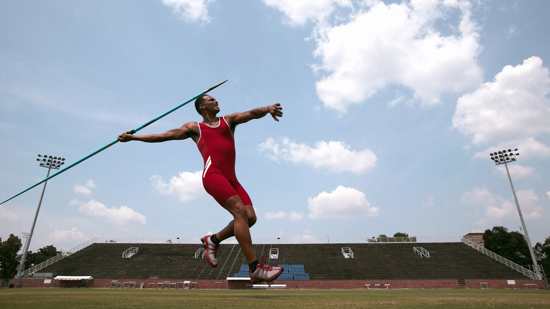 开云官网2026-F1街道赛焦点战，当引擎咆哮遇见篮球狂胜，速度与激情的跨界启示