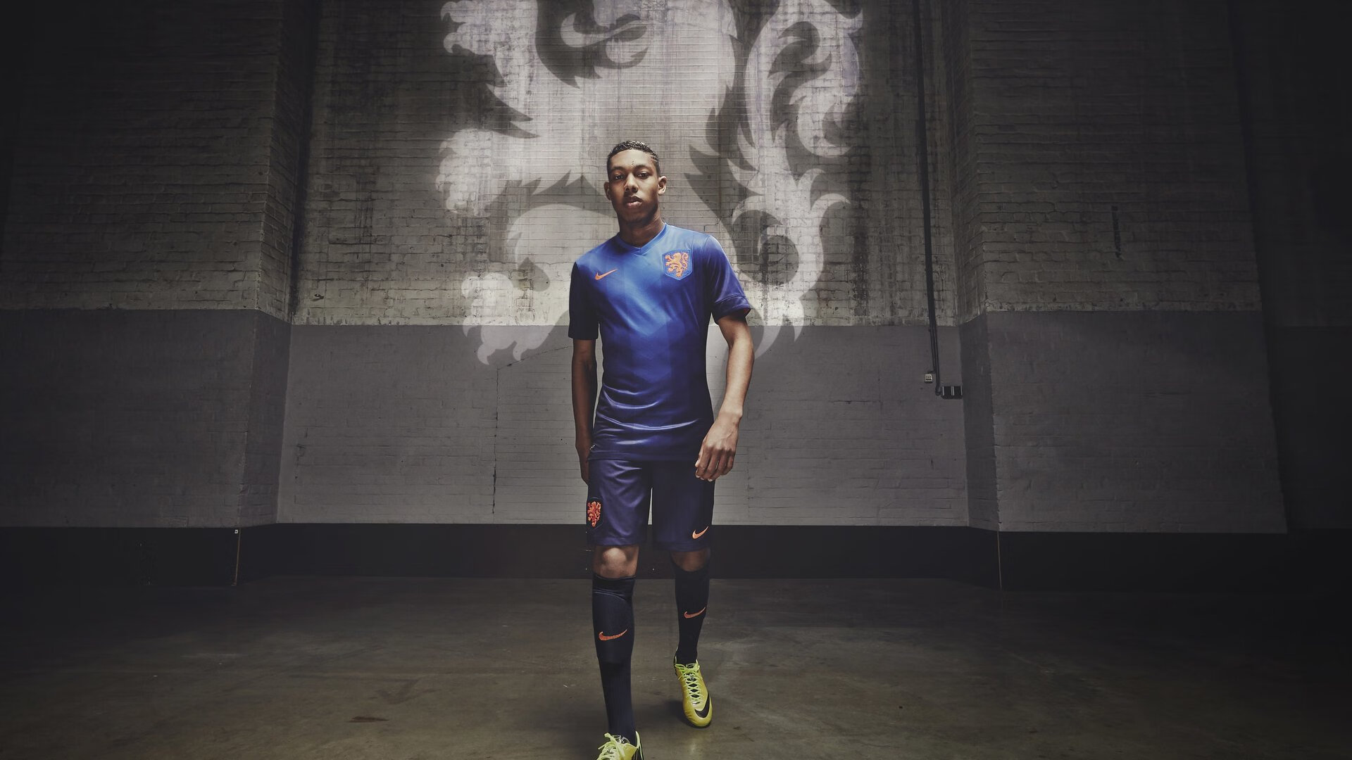 从后防铁闸到全场焦点，富安健洋在F1街道赛之夜的破晓之战